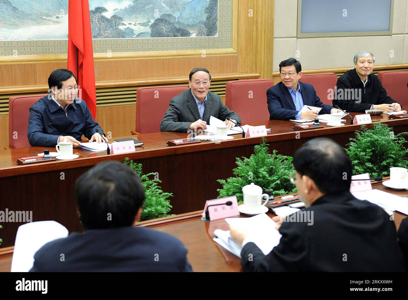 Bildnummer: 59104232 Datum: 18.01.2013 Copyright: imago/Xinhua (130118) -- PEKING, 18. Januar 2013 (Xinhua) -- chinesischer Vize-Premier Wang Qishan (2. L), die WHO ist auch Mitglied des Ständigen Ausschusses des Politischen Büros des Zentralkomitees der Kommunistischen Partei Chinas (KPCh) und leitet am 18. Januar 2013 in Peking, der Hauptstadt Chinas, eine Sitzung über das Vorgehen gegen Verletzungen geistigen Eigentums und gefälschte Produkte. (Xinhua/Li Tao) (zkr) CHINA-PEKING-WANG QISHAN-ANTI-PIRATERIE-TREFFEN (CN) PUBLICATIONxNOTxINxCHN Politik People xas x0x 2013 quer 59104232 Datum 18 01 2013 Copyright Stockfoto