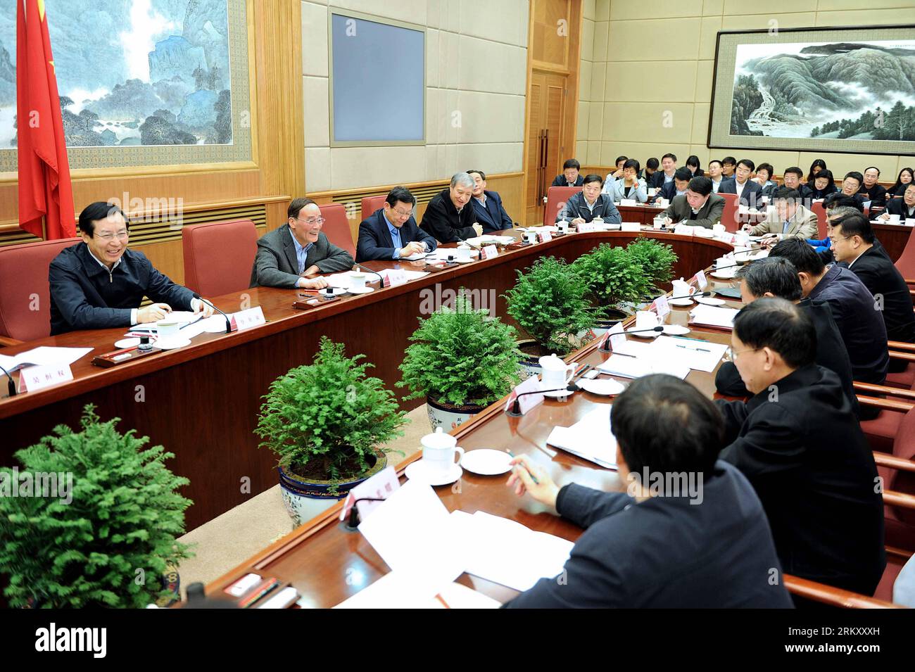 Bildnummer: 59104233 Datum: 18.01.2013 Copyright: imago/Xinhua (130118) -- PEKING, 18. Januar 2013 (Xinhua) -- chinesischer Vize-Premier Wang Qishan (2. L), die WHO ist auch Mitglied des Ständigen Ausschusses des Politischen Büros des Zentralkomitees der Kommunistischen Partei Chinas (KPCh) und leitet am 18. Januar 2013 in Peking, der Hauptstadt Chinas, eine Sitzung über das Vorgehen gegen Verletzungen geistigen Eigentums und gefälschte Produkte. (Xinhua/Li Tao) (zkr) CHINA-PEKING-WANG QISHAN-ANTI-PIRATERIE-TREFFEN (CN) PUBLICATIONxNOTxINxCHN Politik People xas x0x 2013 quer 59104233 Datum 18 01 2013 Copyright Stockfoto