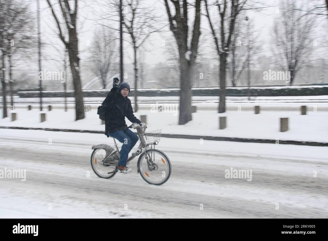 Bildnummer: 59109903 Datum: 20.01.2013 Copyright: imago/Xinhua (130120) -- PARIS, 20. Januar 2013 (Xinhua) -- Ein Mann fährt Ein Fahrrad auf einer schneebedeckten Straße in Paris, Frankreich, 20. Januar 2013. Die französische Wetteragentur Meteo France hat 55 Departements, darunter die Ile-de-France (Paris und ihre Vorstadt), unter oranger Warnung und beschlossen, das Warnsystem in diesen Gebieten bis Sonntagnachmittag aufrechtzuerhalten, basierend auf anhaltenden Schneefällen in diesen Gebieten, in denen der Schnee voraussichtlich bis zu 20 Zentimeter dick sein wird. (Xinhua/Li Genxing)(axy) FRANCE-PARIS-SNOW PUBLICATIONxNOTxINxCHN Gesellschaft Winter Jahreszeit S Stockfoto