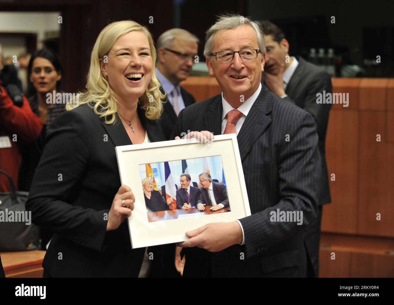 (130121) -- BRÜSSEL, 21. Januar 2013 (Xinhua) -- Finnlands Finanzministerin Jutta Urpilainen (L) bietet dem luxemburgischen Premierminister und Präsidenten der Eurogruppe Jean-Claude Juncker ein Foto vor einem Treffen der Finanzminister der Eurogruppe am EU-Hauptsitz in Brüssel, der belgischen Hauptstadt, am 21. Januar 2013. Der neue Vorsitzende der Eurogruppe, der den scheidenden Vorsitzenden Jean-Claude Juncker ersetzen soll, wird während des Treffens ernannt, und der niederländische Finanzminister Jeroen Dijsselbloem ist der einzige etablierte Kandidat für die Stelle. (Xinhua/YE Pingfan) (KORREKTUR)BELGIEN-EUROGROUP-MEETING-NEUE VERÖFFENTLICHUNG DES PRÄSIDENTEN Stockfoto