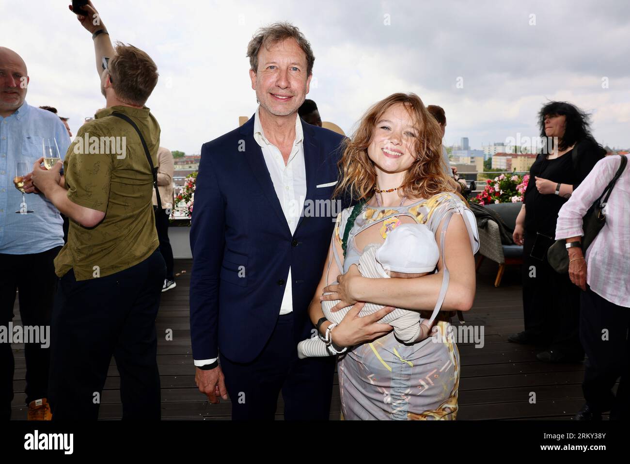 Berlin, Deutschland. 26. August 2023. Nikolai Hanf-Dressler und Frau Sofie Eifertinger kommen mit Kind zum „warm-up Brunch“ beim Wiener Haus-Schauspielpreis an. Quelle: Gerald Matzka/dpa/Alamy Live News Stockfoto