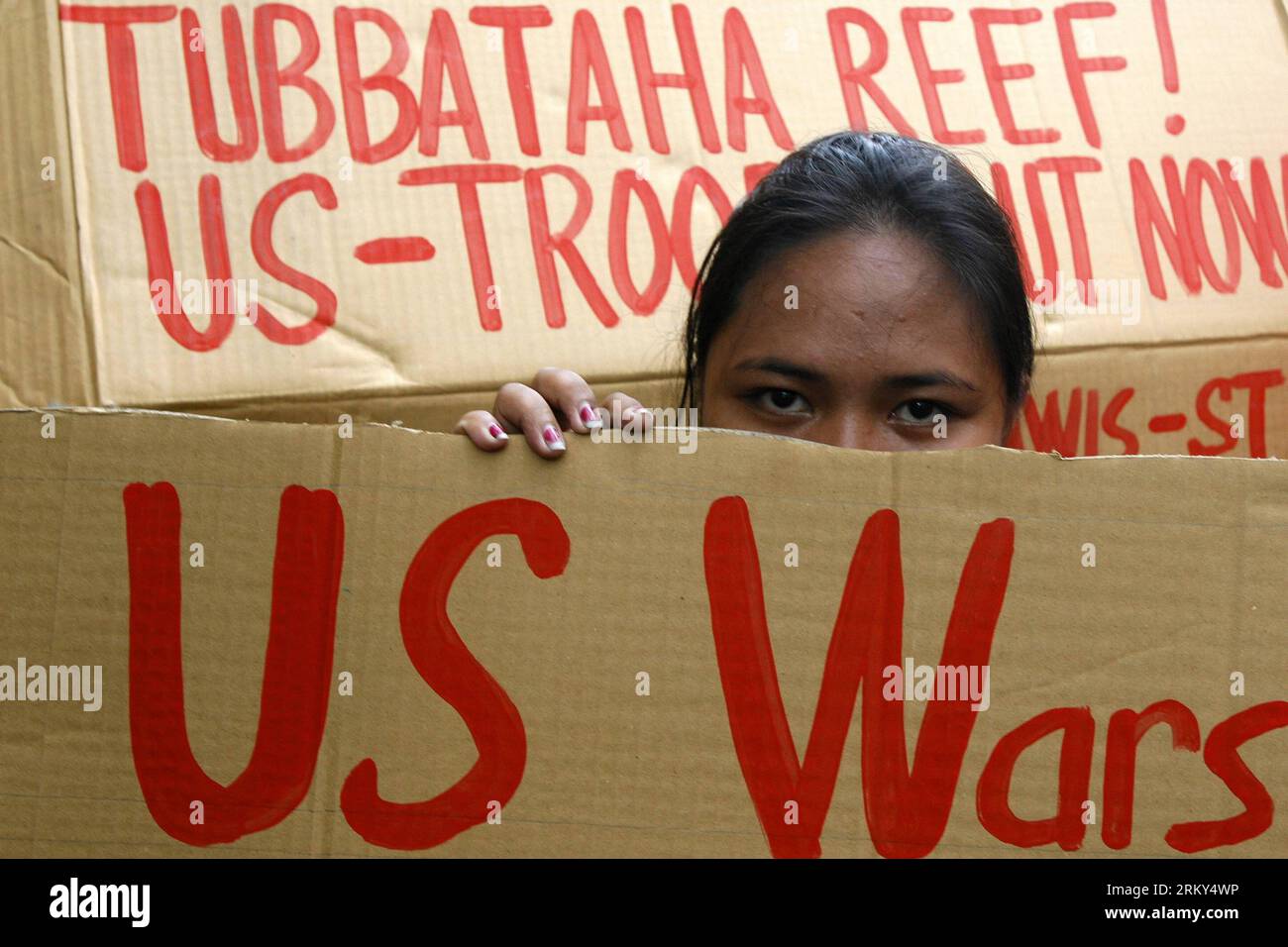 Bildnummer: 59143949 Datum: 28.01.2013 Copyright: imago/Xinhua (130128) -- MANILA, 28. Januar 2013 (Xinhua) -- eine Aktivistin hält ein Plakat, während sie am 28. Januar 2013 an einem Protest in der Nähe der US-Botschaft in Manila, Philippinen, teilnimmt. Die philippinische Regierung wird die Vereinigten Staaten bitten, den philippinischen Behörden Zugang zum Einsatzpersonal des festsitzenden USS Guardian zu gewähren, um festzustellen, warum das Schiff im Tubbataha Reef in Sulu Sea auf Grund lief, sagte ein hochrangiger Regierungsbeamter am Sonntag. (Xinhua/Rouelle Umali) (nxl) PHILIPPINEN-MANILA-UMWELT-US MINENRÄUMER-PROTEST PUBLICATIONxNOTxIN Stockfoto