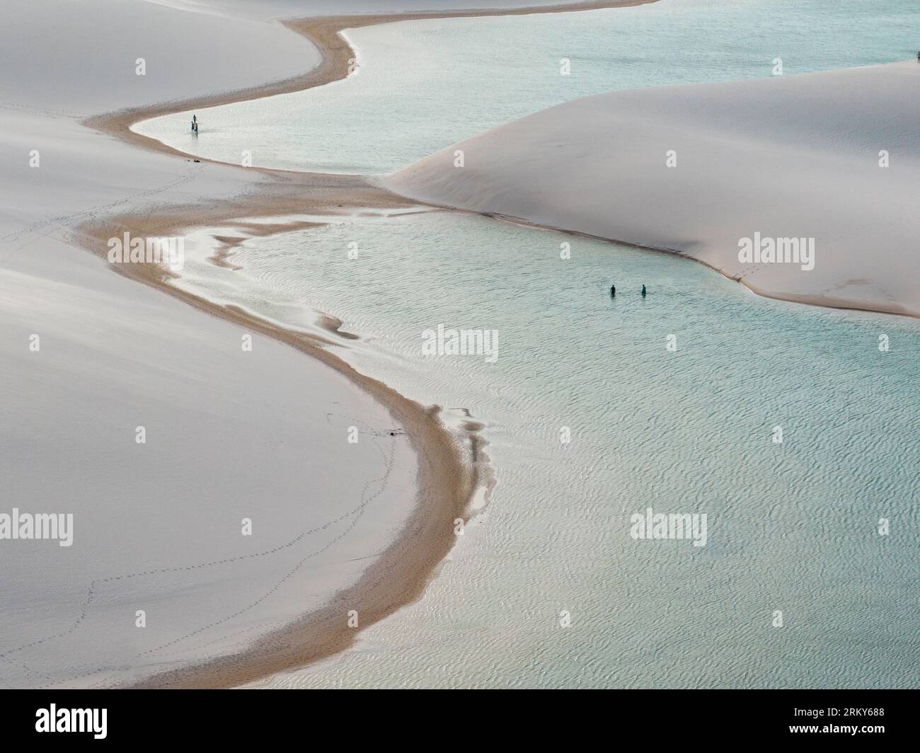 Luftaufnahme von Lencois Maranhenses. Weiße Sanddünen mit Pools aus frischem und transparentem Wasser. Wüste. Barreirinhas. Maranhao State. Brasilien Stockfoto