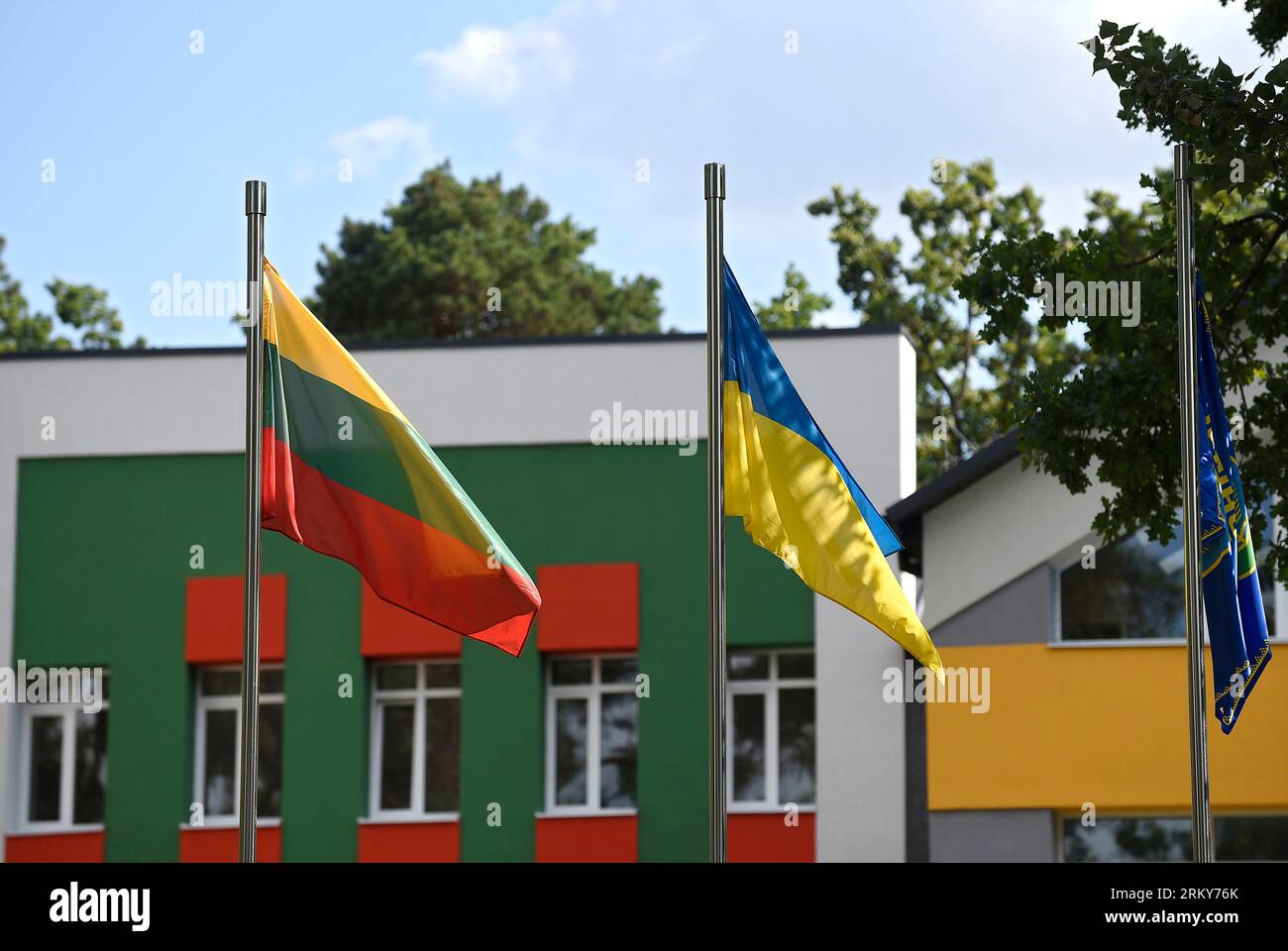 Nicht exklusiv: IRPIN, UKRAINE - 24. AUGUST 2023 - die Flaggen Litauens, der Ukraine und Irpins (L bis R) fliegen während der Eröffnung des Ruta Kinder im Wind Stockfoto