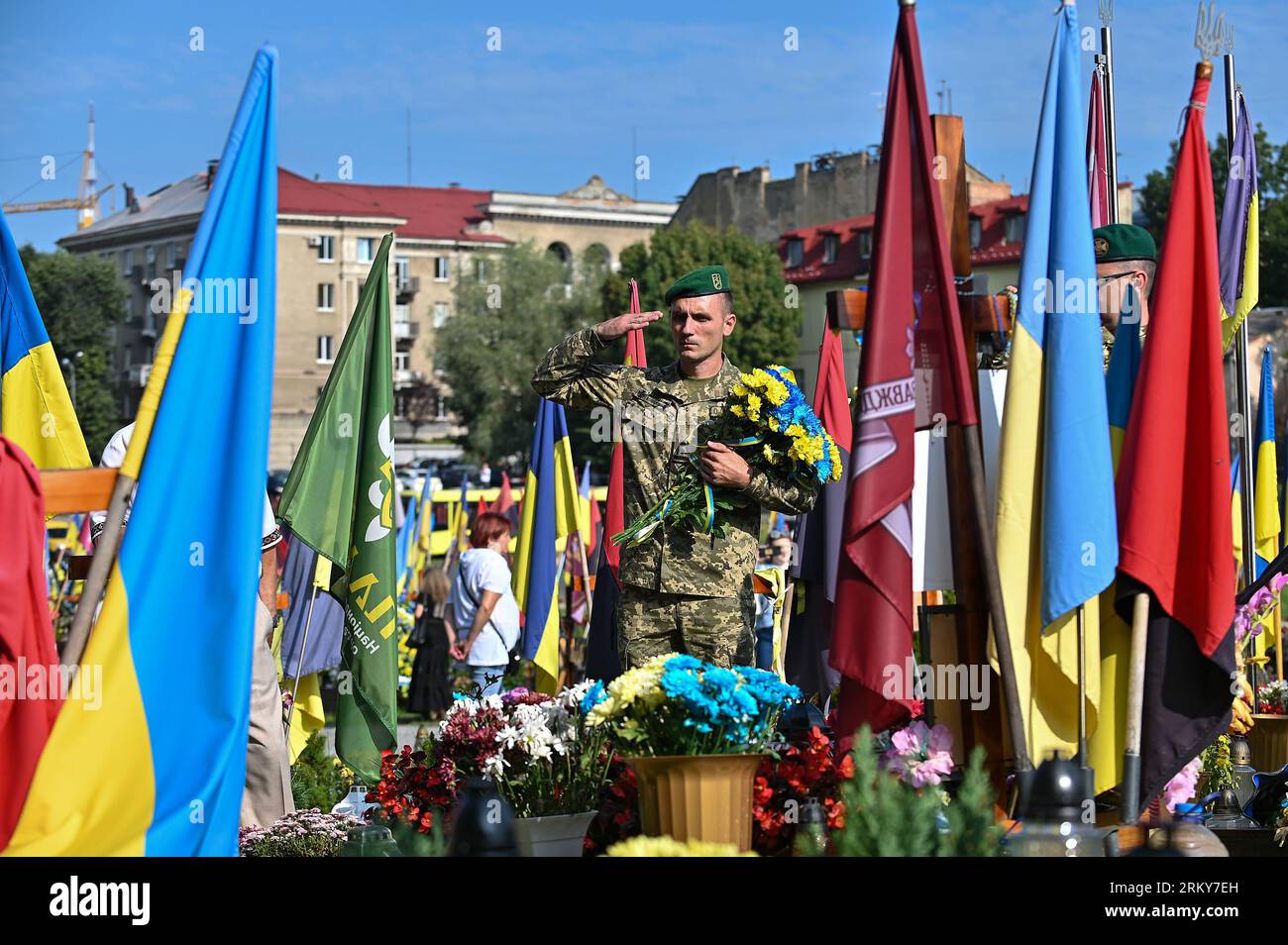 Nicht exklusiv: LWIW, UKRAINE - 24. AUGUST 2023 - Ein Soldat begrüßt während des Gedenkens an ukrainische Verteidiger, die im Krieg mit Russland gestorben sind Stockfoto