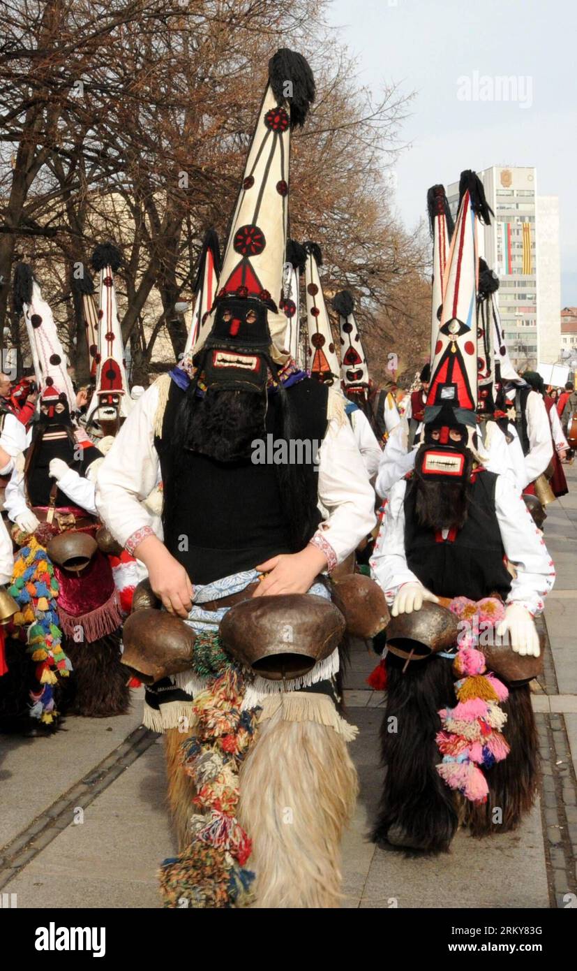 Bildnummer: 59163478 Datum: 02.02.2013 Copyright: imago/Xinhua (130202) -- PELNIK, 2. Februar 2013 (Xinhua) -- Performer Parade mit Masken während einer Feier des Internationalen Maskenfestivals in Pelnik in Bulgarien, 2. Februar 2013. Insgesamt nahmen 6.092 Künstler aus 11 Ländern und Regionen an dem diesjährigen Festival Teil. (Xinhua/Chen Hang) BULGARIA-PELNIK-MASK FESTIVAL PUBLICATIONxNOTxINxCHN Gesellschaft Kultur Maskenfest Maske Kostüm Tradition xbs x0x Uraufführung 2013 hoch 59163478 Datum 02 02 2013 Copyright Imago XINHUA 2. Februar 2013 XINHUA Performers Parade mit Masken während einer Celebra Stockfoto