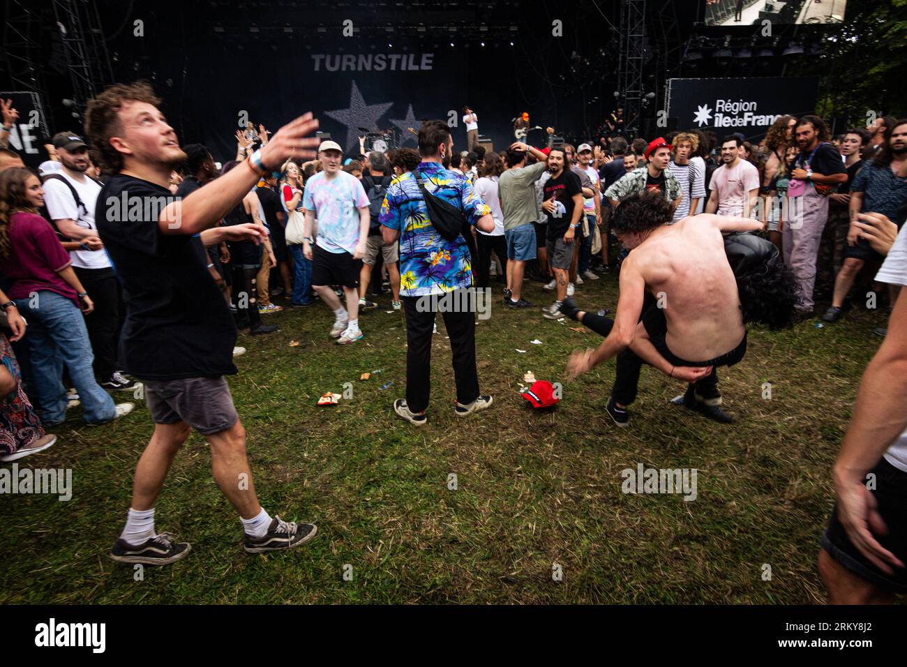 Paris, Frankreich. 25. August 2023. Die Menschen besuchen das Rock en seine Music Festival in Paris. Der zweite Tag der 20. Auflage des französischen Musikfestivals Rock en seine wurde von der britischen Placebogruppe in der Domaine National de Saint-Cloud vorgestellt. Quelle: SOPA Images Limited/Alamy Live News Stockfoto