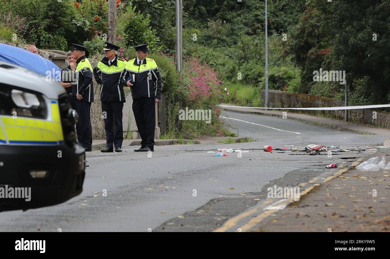 Senior Gardai in der Nähe des Tatorts eines tödlichen Unfalls, bei dem vier junge Menschen in Clonmel, Co. Tipperary, ums Leben kamen. Der Fahrer des Fahrzeugs, ein Mann im Alter von Anfang 20 Jahren und drei Teenager wurden bei dem Vorfall in Clonmel am Freitagabend tödlich verletzt, bestätigte Gardai. Bilddatum: Samstag, 26. August 2023. Stockfoto