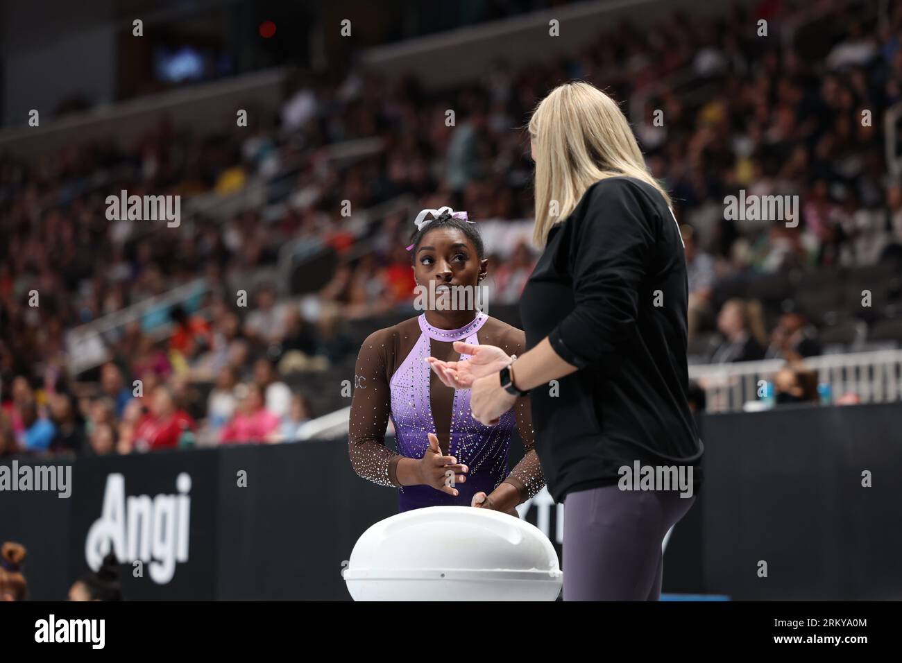 25. August 2023: Olympiasiegerin Simone Biles mit Trainerin Cecile Landi während des ersten Turnierwettbewerbs der Seniorinnen bei den US-Gymnastik-Meisterschaften 2023. Der Wettbewerb findet im SAP Center in San Jose, Kalifornien, statt. Melissa J. Perenson/CSM Stockfoto