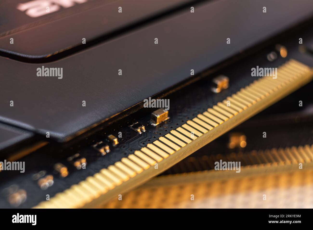 DDR4-DRAM-Speichermodul, goldener elektrischer Kontakt, Makro. Computer-RAM-Chip. Desktop-PC-Speicherkomponenten Stockfoto