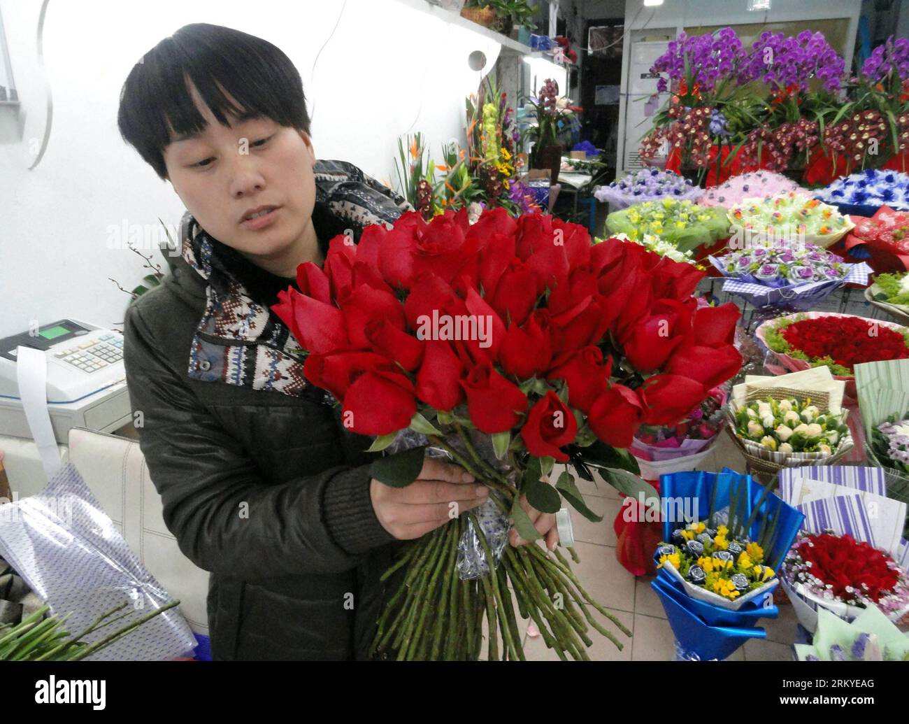 Bildnummer: 59206986 Datum: 11.02.2013 Copyright: imago/Xinhua SUZHOU, Ein Mitarbeiter Eines Blumengeschäfts, bereitet Rosen für den bevorstehenden Valentinstag in Suzhou, ostchinesische Provinz Jiangsu, am 11. Februar 2013 vor. (Xinhua/Wang Jiankang) (ry) CHINA-VALENTINE S DAY-PREPARATION (CN) PUBLICATIONxNOTxINxCHN Gesellschaft Wirtschaft Vorbereitung Valentinstag Florist Blumengeschäft Blumen Premiere x2x xac 2013 quer o0 Blumenstrauss 59206986 Datum 11 02 2013 Copyright Imago XINHUA Suzhou ein Mitarbeiter des Blumenshops bereitet Rosen für den Sales Peak während des bevorstehenden Valentine S da vor Stockfoto