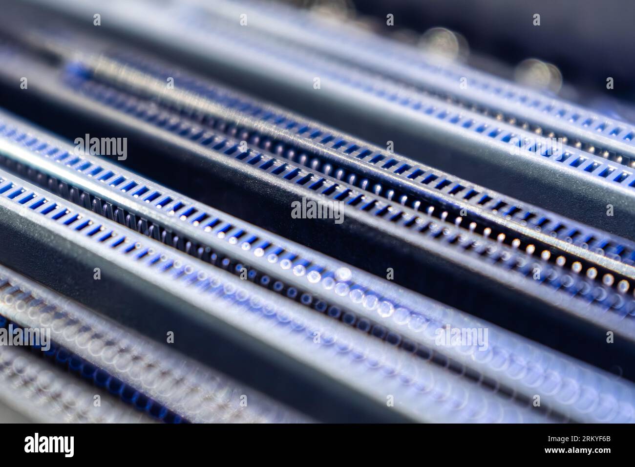 Blaue DDR-RAM-Steckplätze auf der Hauptplatine Nahaufnahme Desktop-PC. Hintergrund der Komponenten des Computerhardware-Chipsatzes Stockfoto