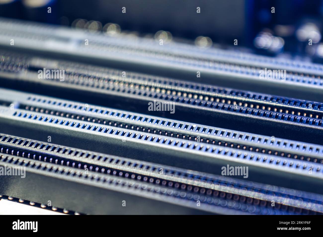 Motherboard DDR RAM-Speichersteckplätze Nahaufnahme Desktop-PC. Hintergrund der Komponenten des Computerhardware-Chipsatzes Stockfoto