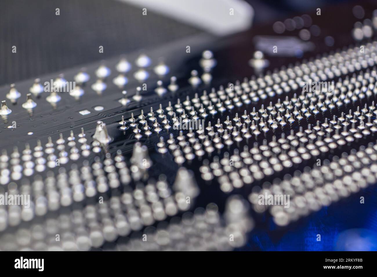 Motherboard-Rückseite Nahaufnahme mit Pins, Desktop-PC. Hintergrund der Hardwarekomponenten der Computertechnik Stockfoto