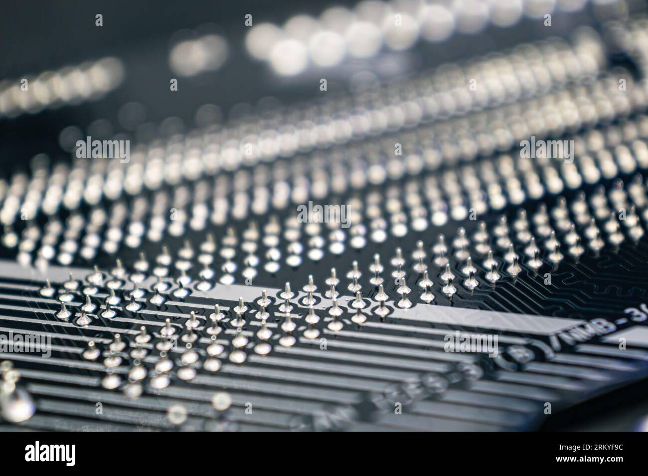 Nahaufnahme der Rückseite des Mainboards mit Stiftkontakten, Desktop-PC. Hintergrund der Hardwarekomponenten der Computertechnik Stockfoto