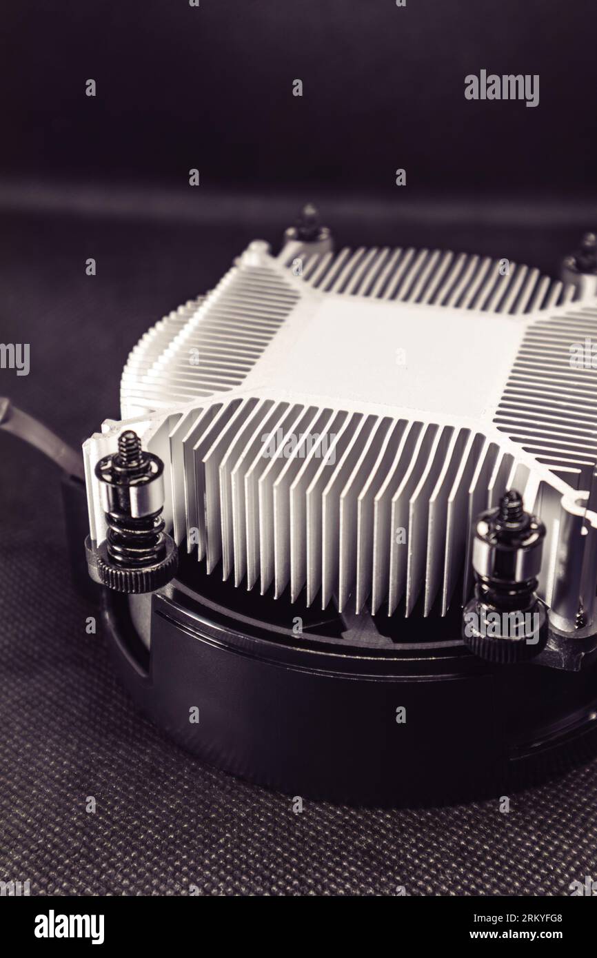 Desktop-PC CPU-Einheit Kühlsystem Kühler Nahaufnahme, Details zu Computer-Hardware-Komponenten Stockfoto