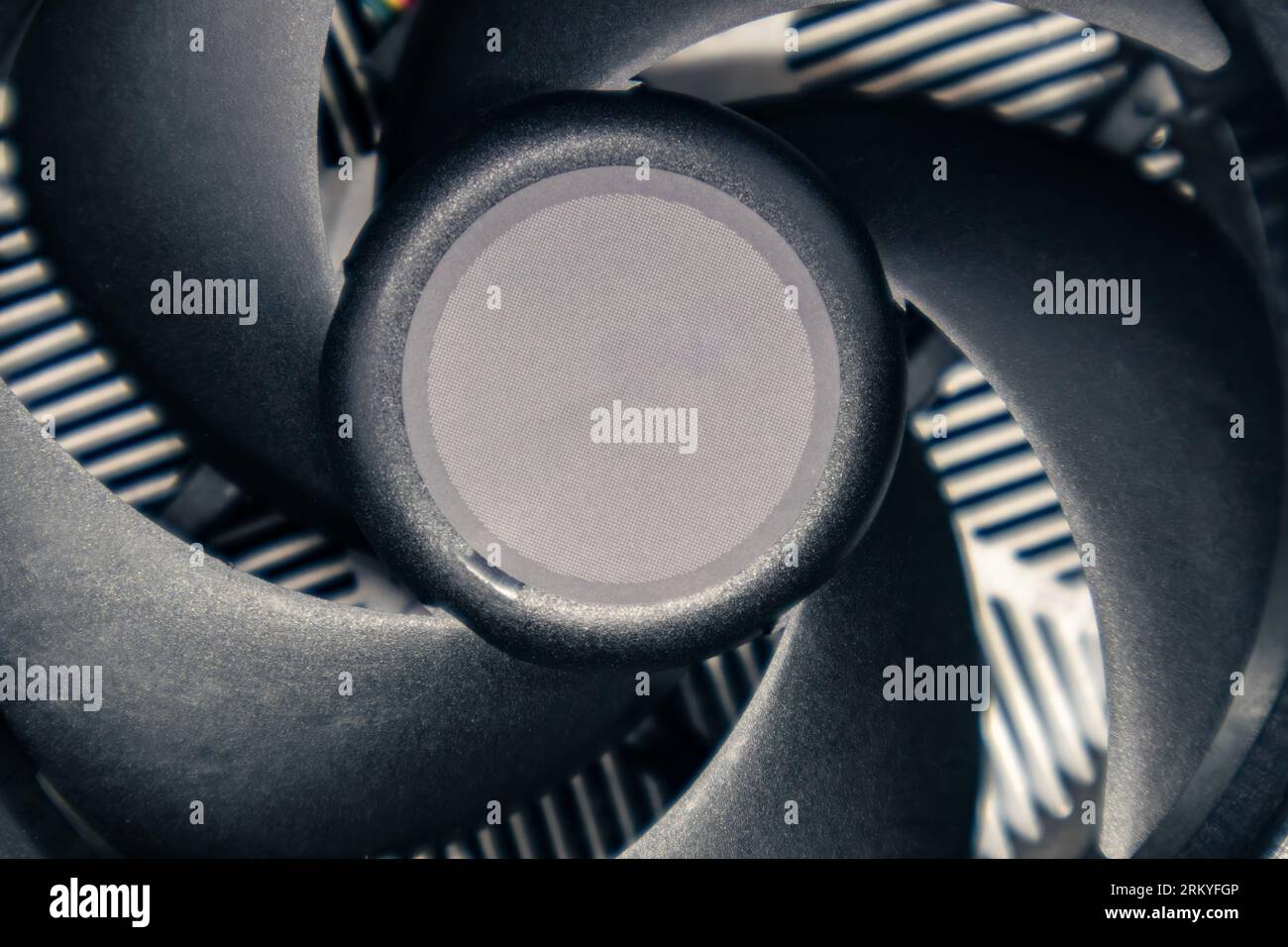 Kühler für Desktop-PC-CPU-Einheit Nahaufnahme. Schwarzer Kühlerlüfter, Details zur PC-Hardware. Komponenten von leistungsstarkem modernen PC Stockfoto