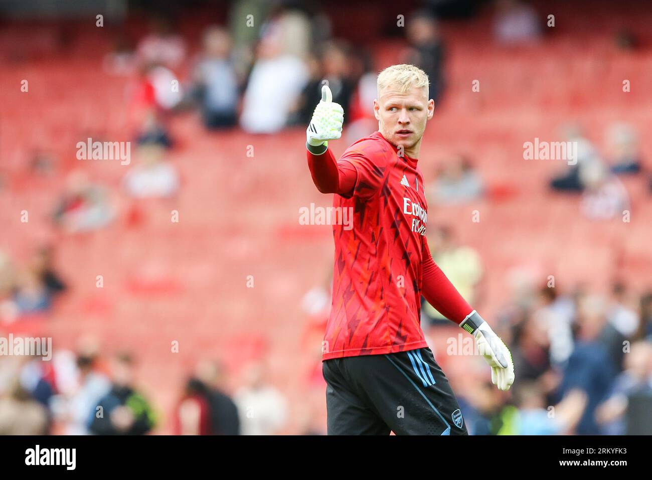 Aaron Ramsdale #1 von Arsenal erwärmt sich beim Premier League-Spiel Arsenal vs Fulham im Emirates Stadium, London, Großbritannien, 26. August 2023 (Foto: Arron Gent/News Images) Stockfoto