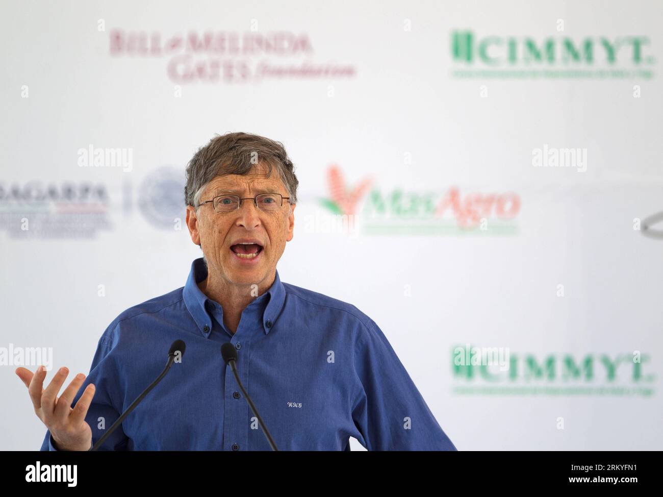 (130214) -- TEXCOCO, 13. Februar 2013 (Xinhua) -- Präsident der Bill&Melinda Gates Foundation Bill Gates nimmt an der Einweihung des Biosciences Complex Teil, der Teil des International Mais and Wheat Improvement Center (CIMMYT) in Texcoco, Mexiko, am 13. Februar 2013 ist. (Xinhua/Shi Sisi)(zhf) MEXIKO-TEXCOCO-BILL Gates PUBLICATIONxNOTxINxCHN Texcoco 13. Februar 2013 XINHUA Präsident der Gates Foundation Bill Gates nimmt an der Einweihung des Biowissenschaften-Komplexes Teil, der Teil des Internationalen Mais- und Weizenverbesserungszentrums CIMMYT im Texcoco Mexiko-Staat Mexiko 13. Februar 2013 XINHU ist Stockfoto