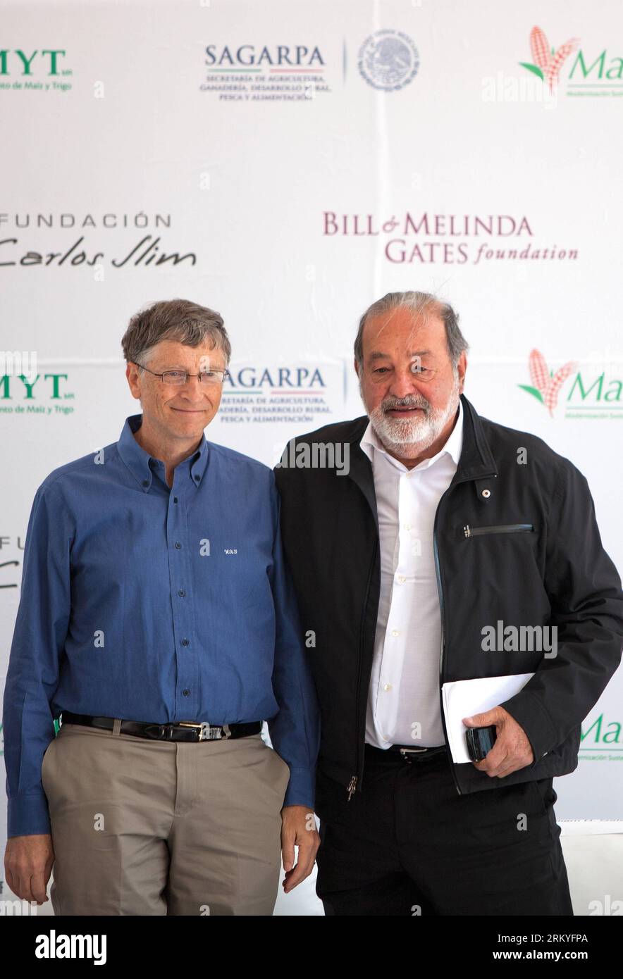 (130214) -- TEXCOCO, 13. Februar 2013 (Xinhua) -- der Präsident der Bill&Melinda Gates Foundation Bill Gates (L) und der mexikanische Geschäftsmann Carlos Slim nahmen an der Eröffnung des Biosciences Complex Teil, der Teil des International Mais and Wheat Improvement Center (CIMMYT) in Texcoco, Mexiko, am 13. Februar 2013 ist. (Xinhua/Shi Sisi)(zhf) MEXIKO-TEXCOCO-CARLOS SLIM-BILL-TORE PUBLICATIONxNOTxINxCHN Texcoco 13. Februar 2013 XINHUA, Präsident der Gates Foundation Bill Gates l, und der MEXIKANISCHE Geschäftsmann Carlos Slim nehmen an der Einweihung des Biosciences Complex Teil, der Teil von Internat ist Stockfoto