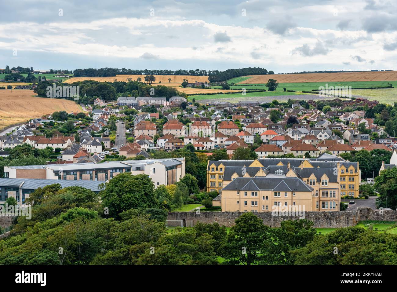 Panoramaaussicht auf die Stadt Saint Andrews an der Küste im Osten Schottlands. Stockfoto