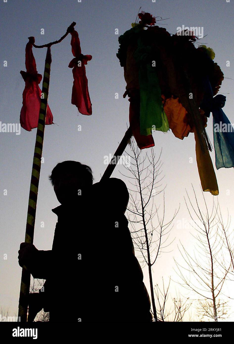 Bildnummer: 59229696 Datum: 11.02.1996 Copyright: imago/Xinhua File Foto aufgenommen am 11. Februar 2006 zeigt einen Folklore-Künstler, der Requisiten auf dem Weg zu einer Shehuo-Aufführung im Dorf Xidian in der Stadt Jiuxian im County Songxian in der zentralchinesischen Provinz Henan trägt. ING Festival und Laternen Festival. (Xinhua/Wang Song) (lmm) CHINA-HENAN-FOLK CUSTOM-FESTIVITY-SHEHUO PERFORMANCE (CN) PUBLICATIONxNOTxINxCHN Gesellschaft Kultur x1x xds 1996 hoch 59229696 Datum 11 02 1996 Copyright Imago XINHUA Datei Foto aufgenommen AM 11. Februar 2006 zeigt einen Folk-Künstler, der Requisiten AUF dem Weg zu einer Shehuo-Performance in Xidi trägt Stockfoto