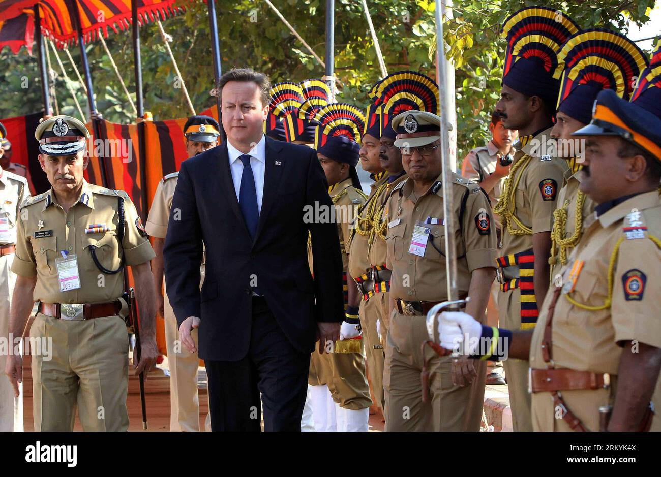 Bildnummer: 59234718 Datum: 18.02.2013 Copyright: imago/Xinhua (130218) -- MUMBAI, 18. Februar 2013 (Xinhua) -- der britische Premierminister David Cameron (C) kommt zum Gedenken an die Opfer der Terroranschläge vom 18. November 2008 in Mumbai, Indien, am 18. Februar 2013 an. Der britische Premierminister David Cameron sagte am Montag, Großbritannien könne eine besondere Beziehung zu Indien knüpfen, dessen Aufstieg eines der großen Phänomene des Jahrhunderts sein wird. (Xinhua/Stringer)(axy) INDIA-MUMBAI-BRITAIN-VISIT PUBLICATIONxNOTxINxCHN People Trauer Gedenken Politik Terror Anschla Stockfoto