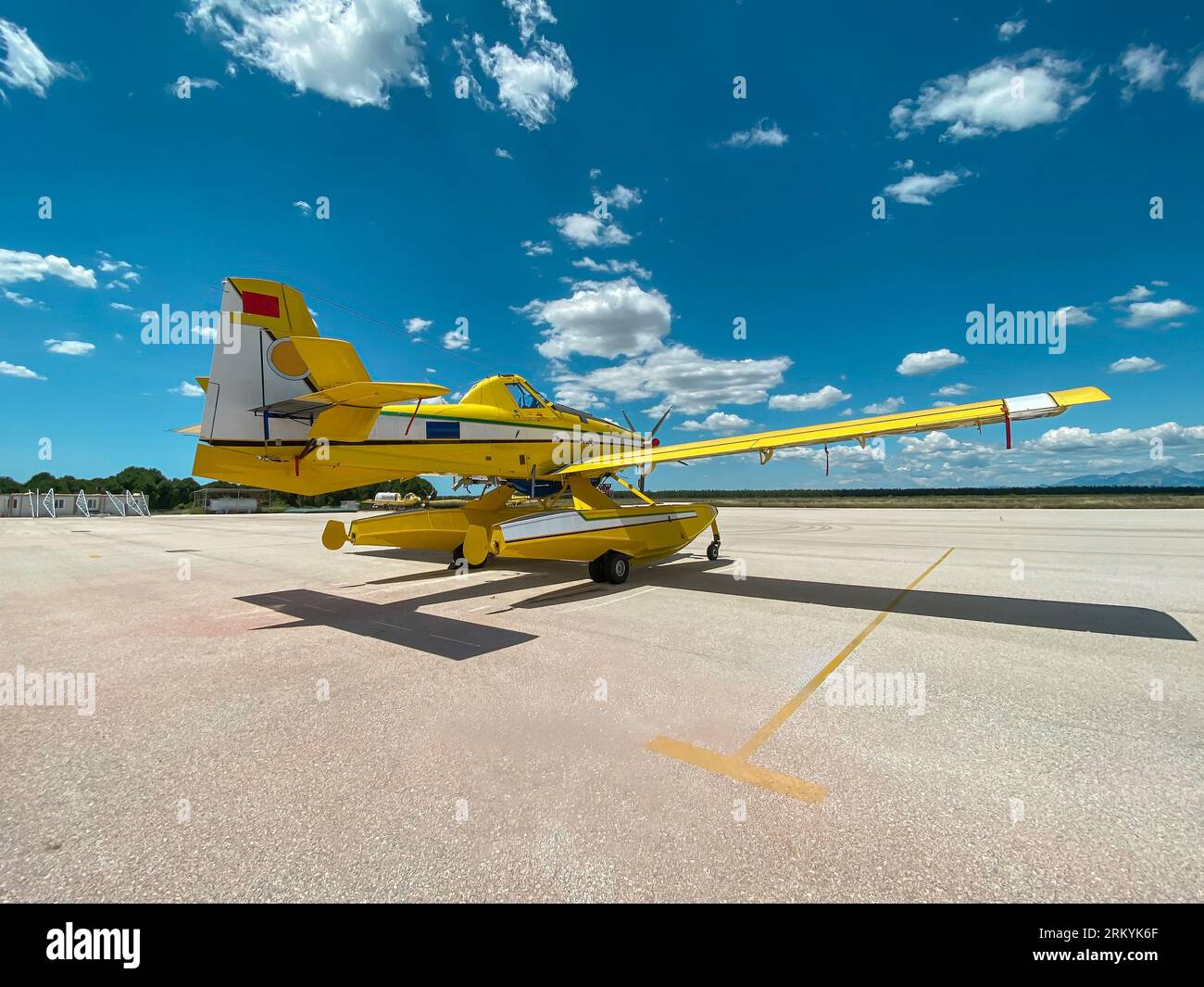 Löschflugzeuge, die auf der Piste geparkt sind und auf Wasser landen und starten können Stockfoto