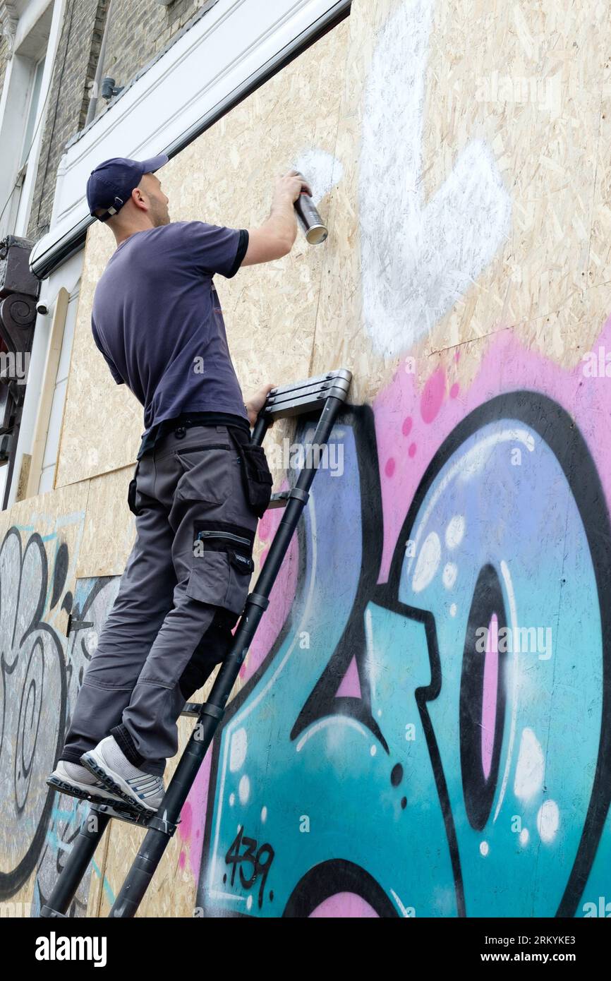 Graffiti-Aritisten Notting Hill Carnival 2023, London, UK. Künstler kommen aus ganz Großbritannien, um am Tag vor Beginn des Karnevals die Hordings zu malen. Quelle: Mary-Lu Bakker/Alamy Live News Stockfoto