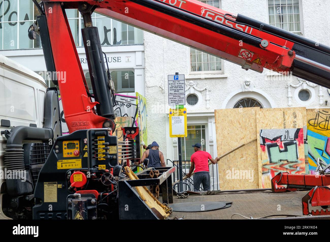 Graffiti-Aritisten Notting Hill Carnival 2023, London, UK. Künstler kommen aus ganz Großbritannien, um am Tag vor Beginn des Karnevals die Hordings zu malen. Quelle: Mary-Lu Bakker/Alamy Live News Stockfoto