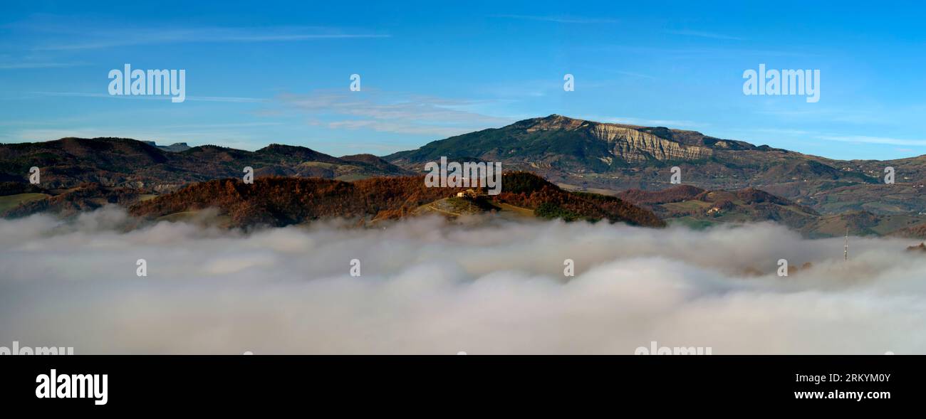 giorno di nebbia nella valle Stockfoto