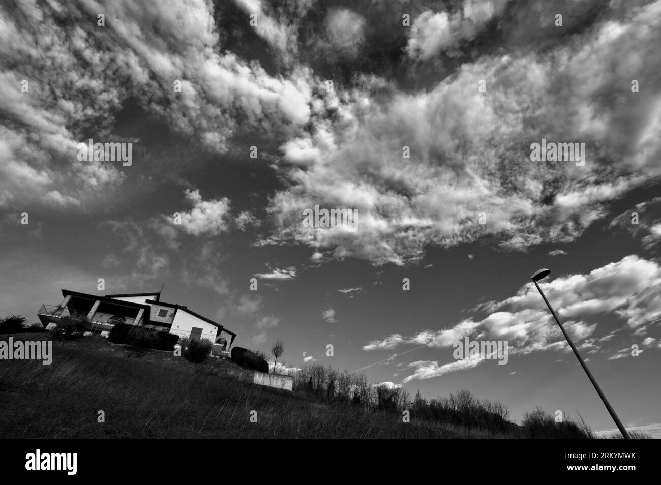 cielo di nuvole bei bianconero Stockfoto