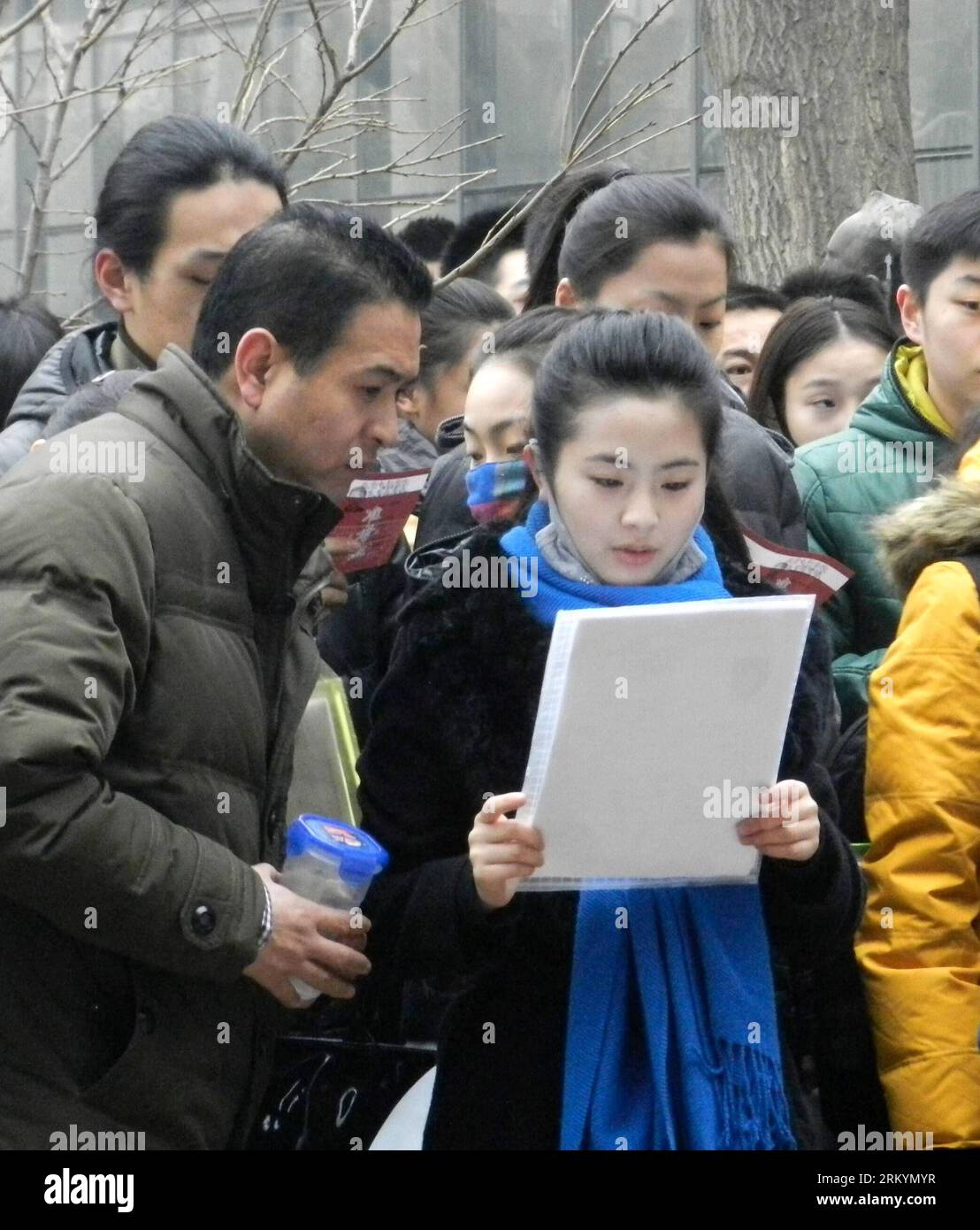 Bildnummer: 59252642 Datum: 21.02.2013 Copyright: imago/Xinhua-Prüfungsteilnehmer warten auf die Anmeldung zur Aufnahmeprüfung der Beijing Film Academy (BFA) in Peking, Hauptstadt Chinas, am 21. Februar 2013. BFA ist eine der führenden Zentren für Filmausbildung in China, wo viele Filmstars wie Regisseur Zhang Yimou und zahlreiche Schauspieler ihren Abschluss machten. Mit den Träumen, zukünftige Filmstars zu werden, drängen sich jedes Jahr Tausende junger Leute zur BFA für die Einschreibungsprüfung. (Xinhua/Wang Zhen)(zc) CHINA-BEIJING FILM ACADEMY-STUDENTS RECRUITMENT (CN) PUBLICATIONxNOTxINxCHN Gesellschaft Ausbildung Studium Bewerber Bewerb Stockfoto