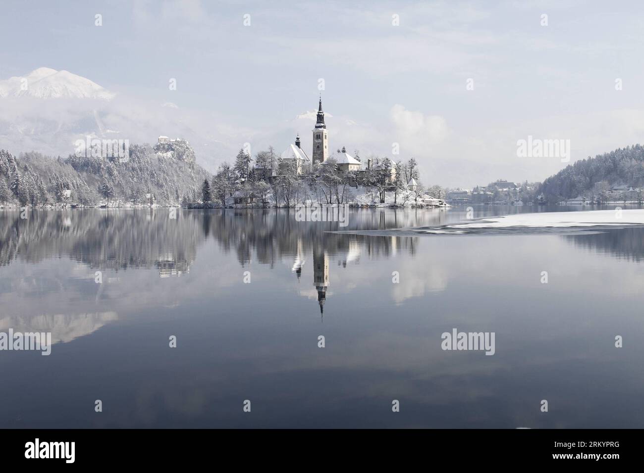 Bildnummer: 59262560 Datum: 23.02.2013 Copyright: imago/Xinhua (130223) -- LJUBLJANA, 23. Februar 2013 (Xinhua) -- Eine Kirche und eine Burg sind am Bleder See im Nordwesten Sloweniens am 23. Februar 2013 zu sehen. Ein starker Schneefall am Freitagabend umhüllte den wunderschönen Gletschersee, ein beliebtes Touristenziel etwa 55 km von der Hauptstadt Ljubljana entfernt. (Xinhua/Zhao Yi) (wjd) SLOWENIEN-BLED-SNOW PUBLICATIONxNOTxINxCHN Reisen SLO Landschaft Gewässer See Gletschersee totale Winter Winterlandschaft Wetter Witterung x0x xgw Aufmacher 2013 quer 59262560 Datum 23 02 2013 Copyright Imago XINHUA Ljubljana Stockfoto