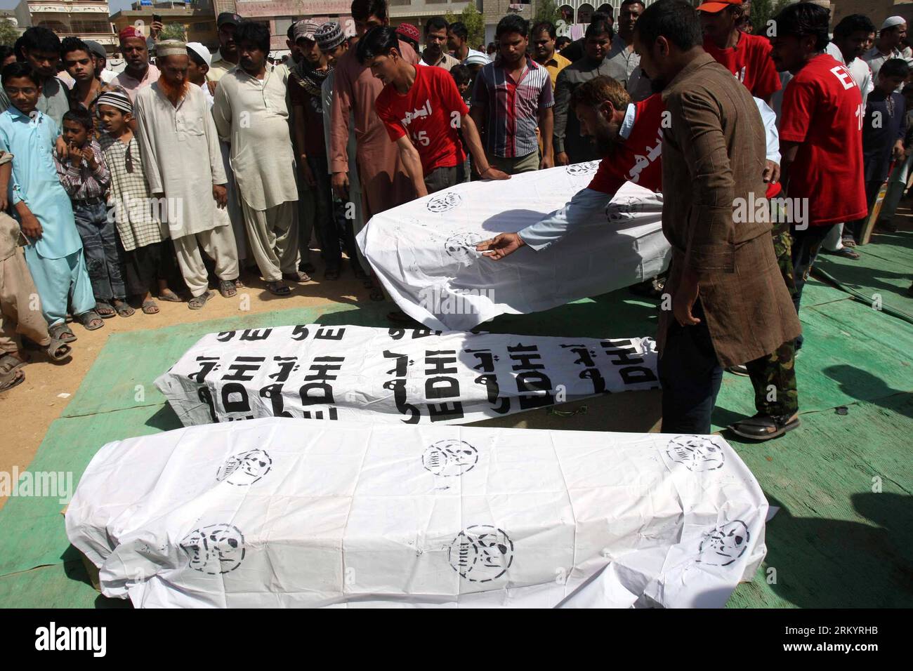 Bildnummer: 59266473 Datum: 24.02.2013 Copyright: imago/Xinhua KARACHI, nehmen an der Beerdigung der Opfer Teil, die im Brand der Bekleidungsfabrik im September 2012 getötet wurden, während sie sich darauf vorbereiten, die sterblichen Überreste nicht identifizierter Opfer am 24. Februar 2013 in der südpakistanischen Hafenstadt Karachi zu begraben. Ein pakistanisches Gericht hatte am 20. Februar die Behörden angewiesen, die Überreste von 18 nicht identifizierten Opfern zu begraben, die auf einen DNA-Test warten. Mindestens 289 Menschen starben bei dem Feuerunfall im vergangenen Jahr. (Xinhua/Arshad) (hdt) PAKISTAN-KARACHI-FIRE-VICTIM-FUNERAL PUBLICATIONxNOTxINxCHN Gesellschaft Feuer Brand Unglück Stockfoto
