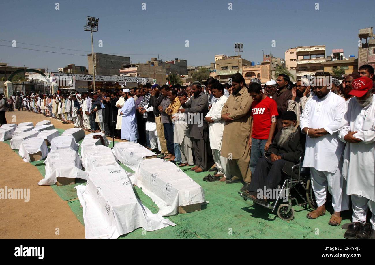 Bildnummer: 59266472 Datum: 24.02.2013 Copyright: imago/Xinhua KARACHI, nehmen an der Beerdigung der Opfer Teil, die im Brand der Bekleidungsfabrik im September 2012 getötet wurden, während sie sich darauf vorbereiten, die sterblichen Überreste nicht identifizierter Opfer am 24. Februar 2013 in der südpakistanischen Hafenstadt Karachi zu begraben. Ein pakistanisches Gericht hatte am 20. Februar die Behörden angewiesen, die Überreste von 18 nicht identifizierten Opfern zu begraben, die auf einen DNA-Test warten. Mindestens 289 Menschen starben bei dem Feuerunfall im vergangenen Jahr. (Xinhua/Arshad) (hdt) PAKISTAN-KARACHI-FIRE-VICTIM-FUNERAL PUBLICATIONxNOTxINxCHN Gesellschaft Feuer Brand Unglück Stockfoto