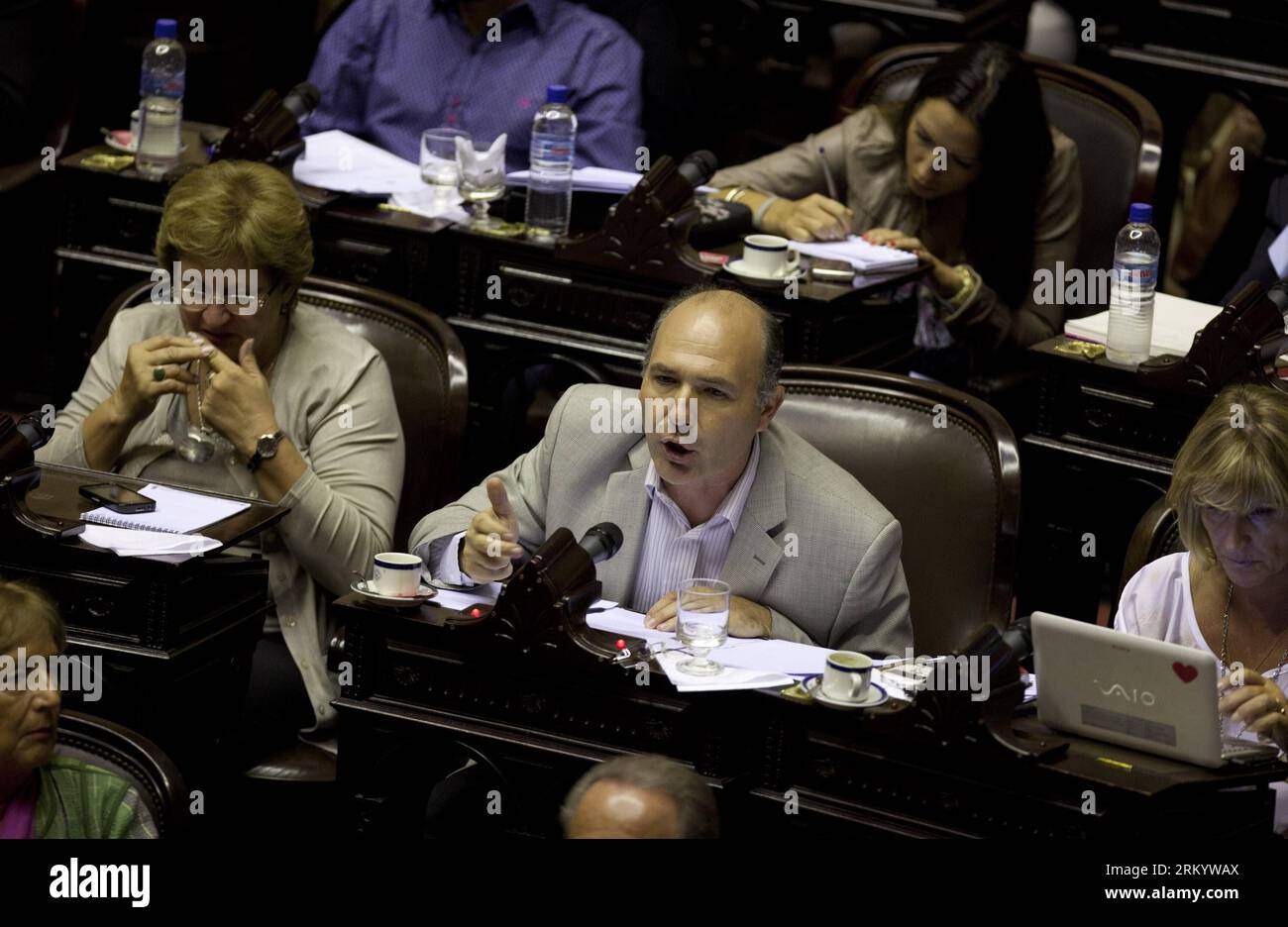 Bildnummer: 59279716 Datum: 27.02.2013 Copyright: imago/Xinhua BUENOS AIRES, Guillermo Carmona (C), Vorsitzender des Foreing Affairs Committe der Abgeordnetenkammer Argentiniens, beteiligt sich an der Aussprache über die zwischen Argentinien und Iran unterzeichnete Vereinbarung über die Wahrheitskommission zur Untersuchung des Terroranschlags gegen die argentinische israelische Gegenseitigkeitsvereinigung (AMIA, für ihr Akronym in Spanisch) von 1994 auf dem argentinischen Kongress in Buenos Aires, der Hauptstadt Argentiniens, am 27. Februar, 2013. (Xinhua/Martin Zabala) ARGENTINIEN-BUENOS AIRES-IRAN-MEMORANDUM PUBLICATIONxNOTxINxCHN Politi Stockfoto