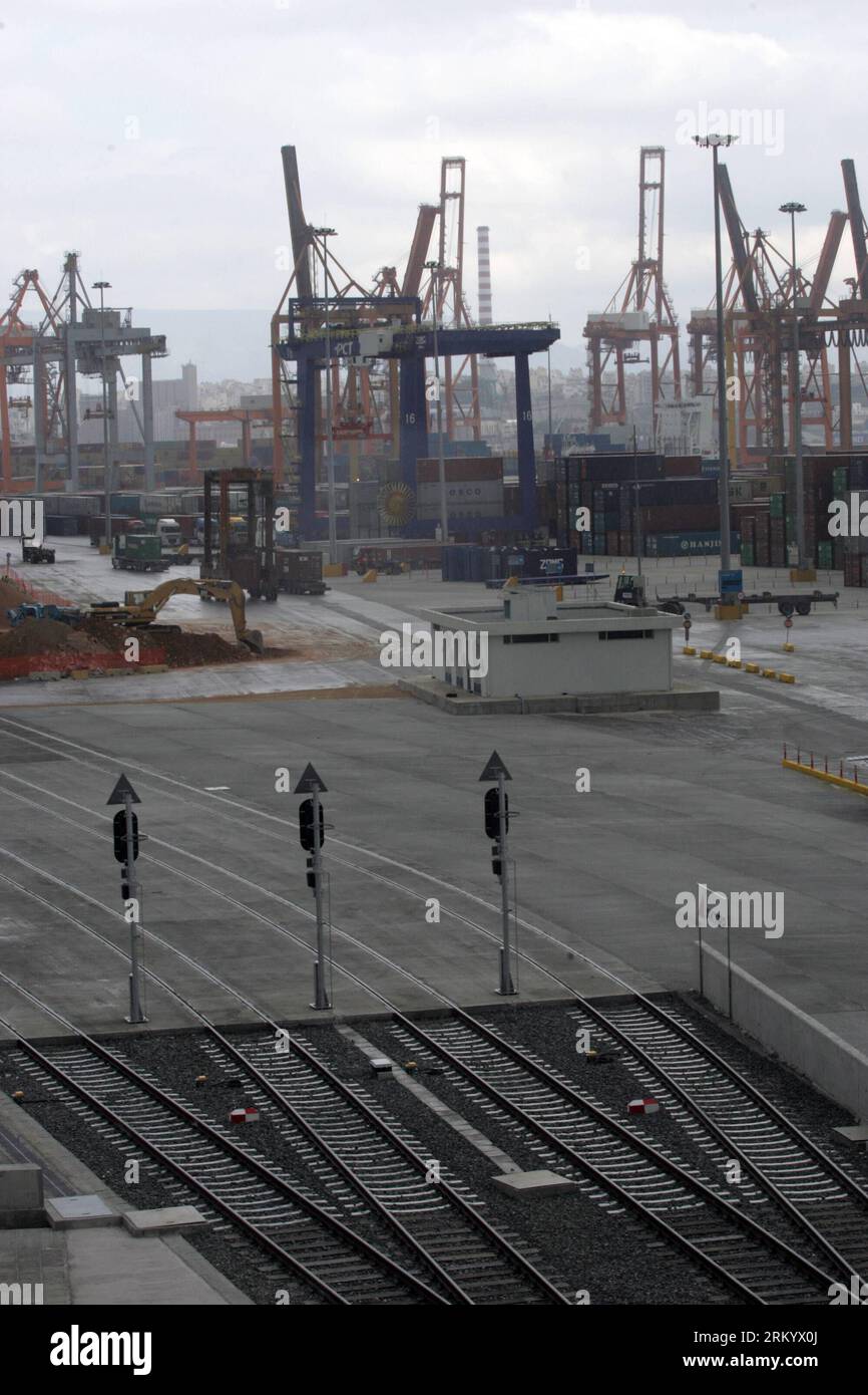 Bildnummer: 59285233 Datum: 28.02.2013 Copyright: imago/Xinhua (130228) -- ATHEN, 28. Februar 2013 (Xinhua) -- Gleise sind am PCT (Piräus Container Terminal) am 28. Februar 2013 zu sehen. Griechenland hat am Donnerstag die wichtigste Verbindung des griechischen Eisenbahnnetzes zum Hafen von Piräus im Rahmen eines umfassenderen Plans zur Umwandlung des größten Hafens des Landes in einen wichtigen Transitknotenpunkt für das Mittelmeer und Osteuropa eröffnet. Der PCT Pier II wird von dem chinesischen Schiffsriesen COSCO Group betrieben. (Xinhua/Marios Lolos) GRIECHENLAND-PIRÄUS HAFENANSCHLUSS-EISENBAHN PUBLICATIONxNOTxINxCHN Wirtschaft Verkehr Bahn Stockfoto