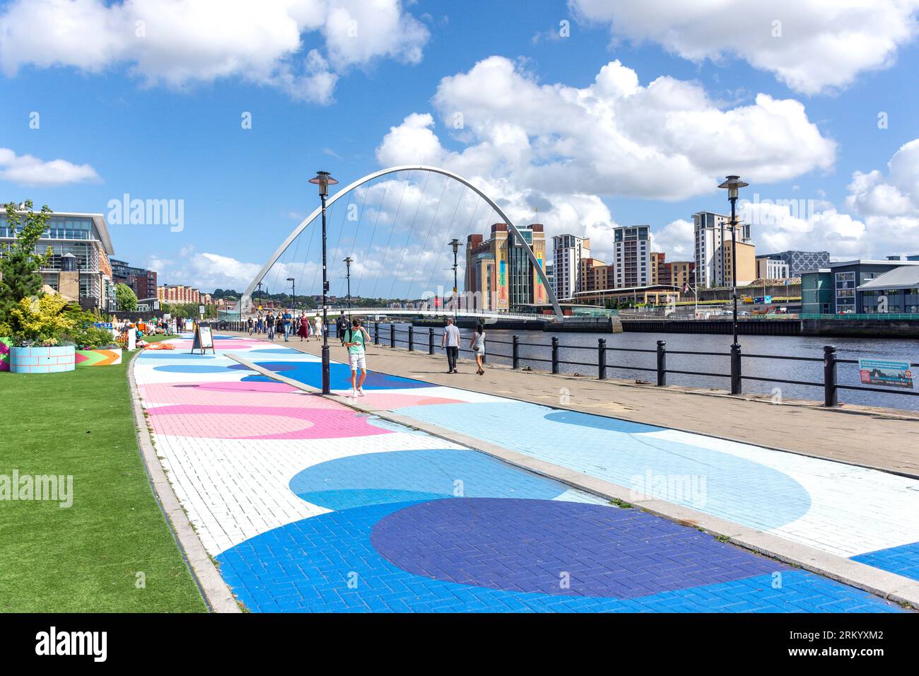 Urban Garden und Millennium Bridge, Quayside, Newcastle upon Tyne, Tyne and Wear, England, Vereinigtes Königreich Stockfoto