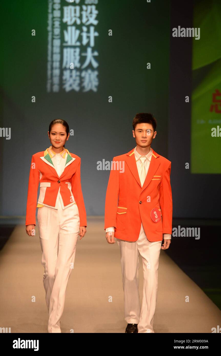 Bildnummer: 59296476 Datum: 04.03.2013 Copyright: imago/Xinhua (130304) -- PEKING, 4. März 2013 (Xinhua) -- Models präsentieren Kreationen beim Finale des Uniform Design Contest der 9. China (Peking) International Garden Expo in Peking, Hauptstadt von China, 3. März 2013. Insgesamt nahmen 123 Kreationen für Arbeitsposten der Garden expo an diesem Wettbewerb Teil. (Xinhua/LAN Shan) (zc) CHINA-BEIJING-GARDEN EXPO-UNIFORM DESIGN CONTEST-FINAL (CN) PUBLICATIONxNOTxINxCHN Entertainment Mode Modenschau Kultur x0x xac 2013 hoch 59296476 Datum 04 03 2013 Copyright Imago XINHUA Beijing Mar Stockfoto