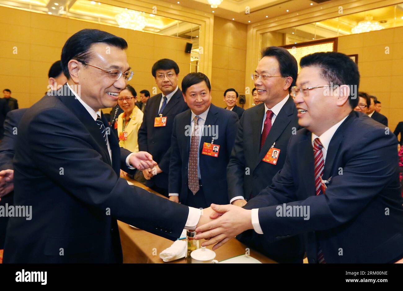 Bildnummer: 59299146 Datum: 04.03.2013 Copyright: imago/Xinhua (130304) -- PEKING, 4. März 2013 (Xinhua) -- Li Keqiang (Front L), Mitglied des Ständigen Ausschusses des Politbüros des Zentralkomitees der Kommunistischen Partei Chinas (KPCh), Besuch von Mitgliedern des 12. nationalen Komitees der Politischen Konsultativkonferenz des chinesischen Volkes (CPPCC) aus Wirtschaft und Landwirtschaft und Teilnahme an der Podiumsdiskussion in Peking, der Hauptstadt Chinas, am 4. März 2013. (Xinhua/Yao Dawei) (hdt) (ZWEI SITZUNGEN)CHINA-BEIJING-LI KEQIANG-CPPCC-PODIUMSDISKUSSION (CN) PUBLICATIONxNOTxINxCHN People P Stockfoto