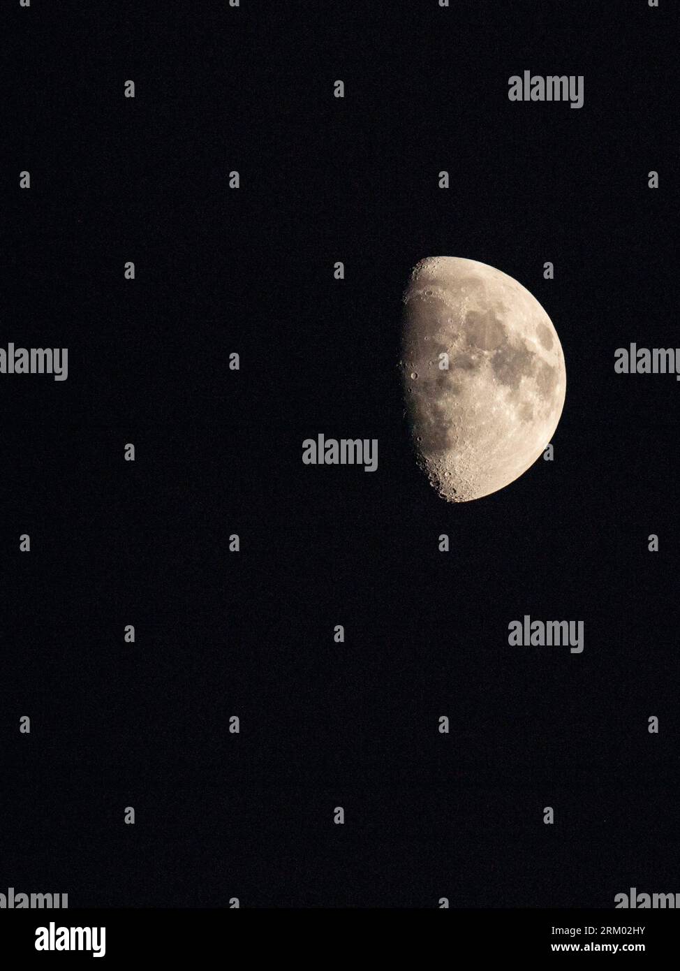 Halbmond in North Carolina mit klarem schwarzen Himmel Stockfoto