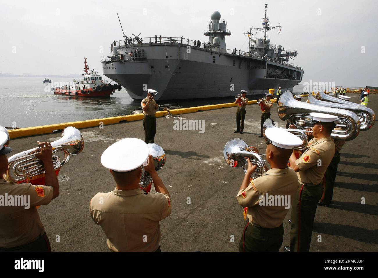 Bildnummer: 59312258 Datum: 07.03.2013 Copyright: imago/Xinhua (130307) -- MANILA, 7. März 2013 (Xinhua) -- die Band der philippinischen Marine spielt als USS Blue Ridge (LCC-19) Docks in Manila, Philippinen, 7. März 2013. Die USS Blue Ridge, Flaggschiff des Kommandanten der 7. Flotte der US Navy, begann am Donnerstag einen viertägigen Kulanzbesuch in Manila. (Xinhua/Rouelle Umali) PHILIPPINEN-MANILA-USS BLUE RIDGE-VISIT PUBLICATIONxNOTxINxCHN Gesellschaft Militär US USA Marine Schiff Flaggschiffe Schlachtschiff x0x xdd Premiumd 2013 quer 59312258 Datum 07 03 2013 Copyright Imago XINHU Stockfoto