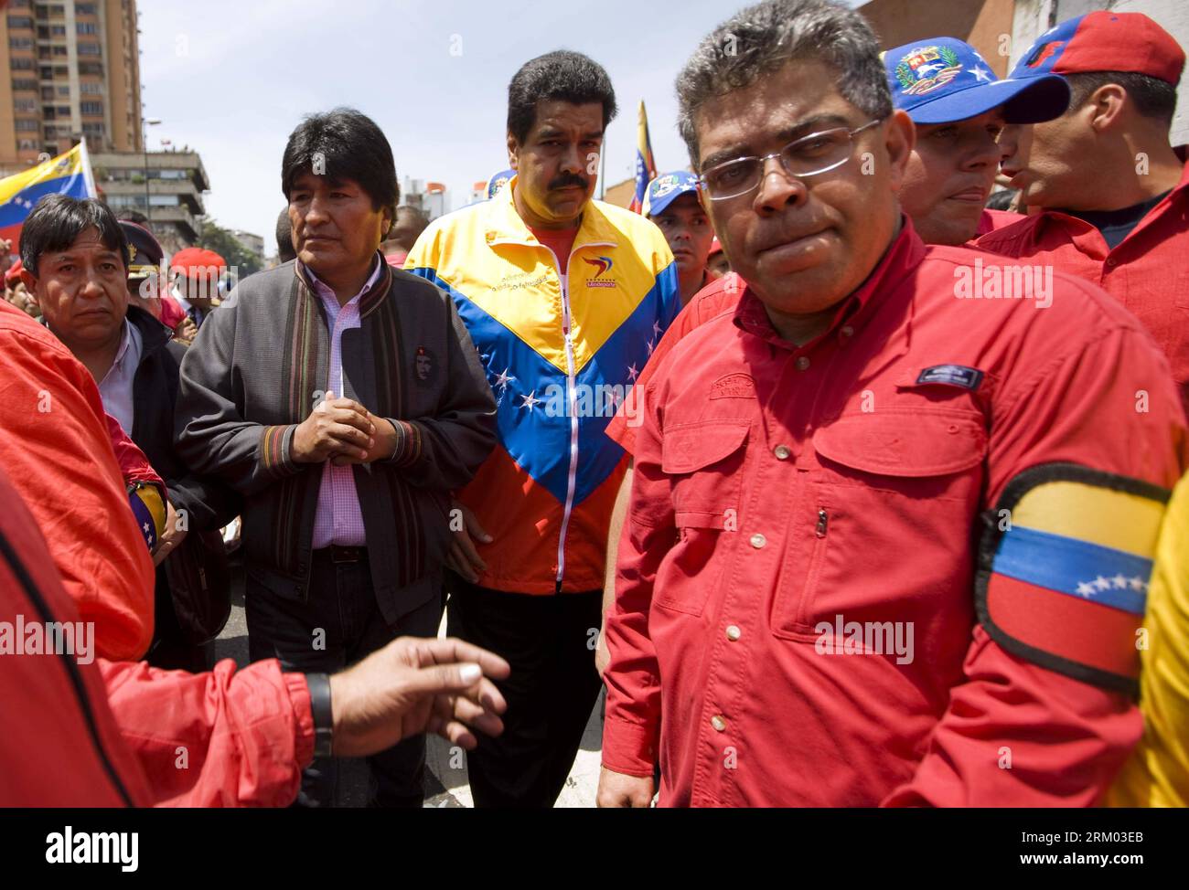 Bildnummer: 59312358 Datum: 06.03.2013 Copyright: imago/Xinhua der venezolanische Vizepräsident Nicolas Maduro (C), der bolivianische Präsident Evo Morales (2. L) und der venezolanische Außenminister Elias Jaua (R) nehmen am 6. März 2013 an der Trauerprozession zu Ehren des venezolanischen Präsidenten Hugo Chavez auf den Straßen von Caracas, der Hauptstadt Venezuelas, Teil. Am Dienstagnachmittag starb der venezolanische Präsident Hugo Chavez, nachdem er fast zwei Jahre lang an einer Krebserkrankung gekämpft hatte. Die Leiche von Chavez wird vom Gesundheitszentrum in die Militärakademie in Süd-Caracas verlegt, in Tiuna's Fort. (Xinhua/David d Stockfoto