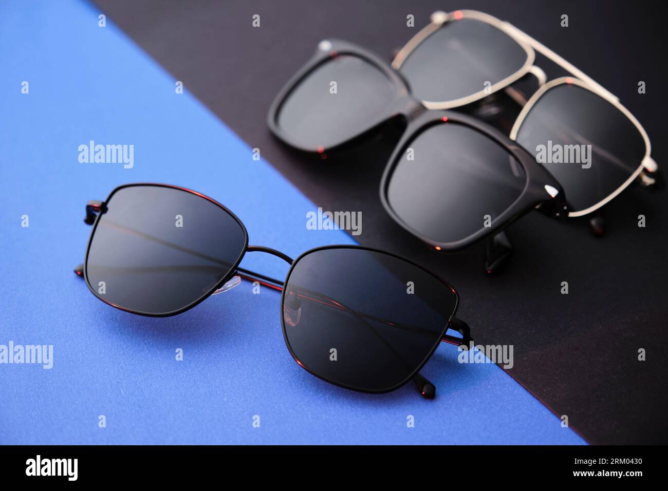 Isoliertes Bild einer Sonnenbrille mit farbenfrohem Hintergrund und künstlerischem Kamerawinkel. Stockfoto