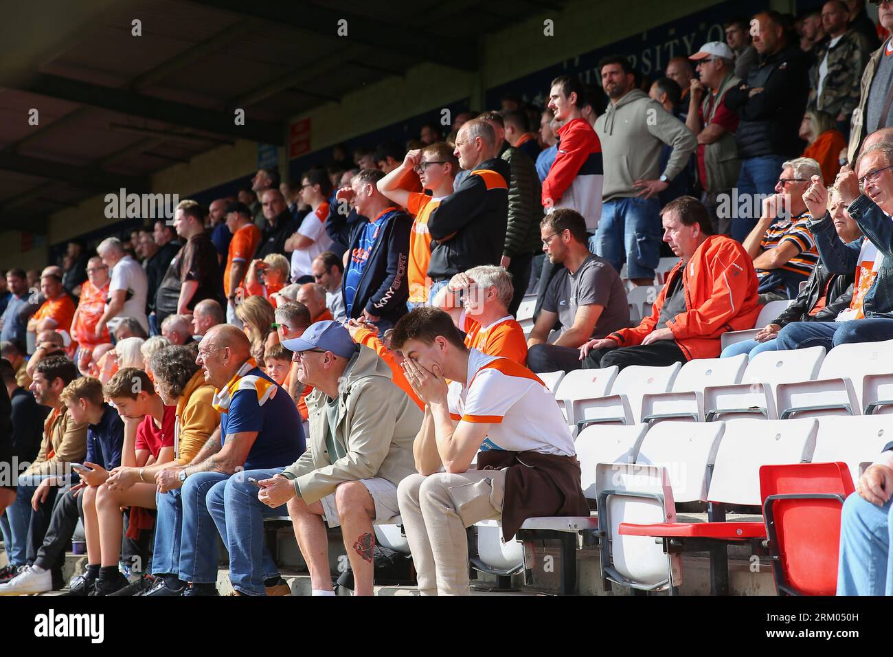 Blackpool-Fans reagieren während des Sky Bet League 1-Matches Lincoln City vs Blackpool im Gelder Group Sincil Bank Stadium, Lincoln, Großbritannien, 26. August 2023 (Foto: Gareth Evans/News Images) Stockfoto