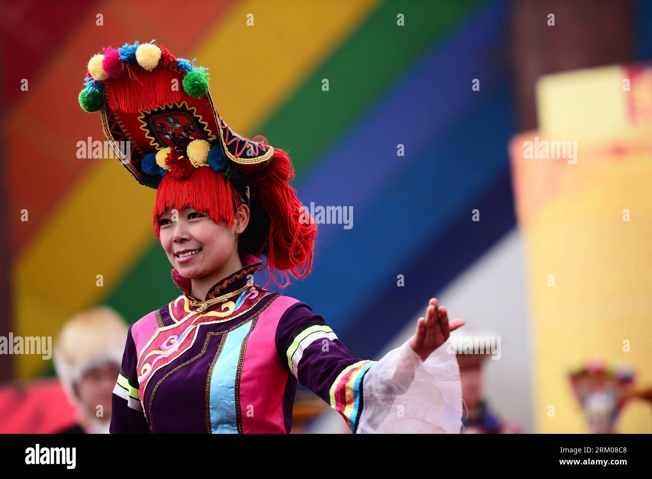 Bildnummer: 59344624 Datum: 13.03.2013 Copyright: imago/Xinhua (130313) -- XINING, 13. März 2013 (Xinhua) -- Eine Frau präsentiert Volkstrachten der ethnischen Tu-Gruppe während einer Feier für er Yue er im autonomen Bezirk Tu von Huzhu, Provinz Qinghai im Nordwesten Chinas, 13. März 2013, anlässlich des zweiten Tages des zweiten Mondmonats, auf Chinesisch als er Yue er bekannt, einer Zeit, an der der Drache den Kopf hebt , wie ein chinesisches Sprichwort sagt. Die Anwohner versammelten sich und feierten das Festival mit traditionellen Aufführungen. (Xinhua/Zhang Hongxiang) (MP) CHINA-QINGHAI-er YUE er-FEIER Stockfoto