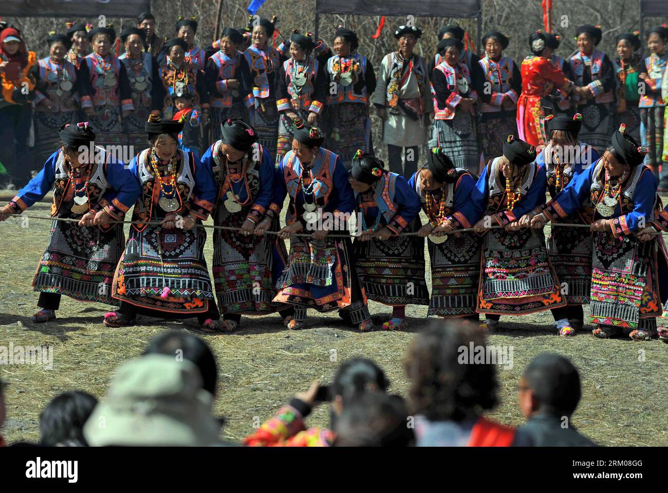 Bildnummer: 59346235 Datum: 13.03.2013 Copyright: imago/Xinhua (130313) -- LIXIAN COUNTY, 13. März 2013 (Xinhua) -- Anwohner führen eine Aktivität der antiken ethnischen Minderheit Qiang beim Guairu Festival in der Puxi Township des Lixian County in der tibetischen und Qiang Autonomen Präfektur Aba, südwestchinesische Provinz Sichuan, am 13. März 2013 durch. Mittwoch ist der zweite Tag des zweiten Mondmonats, der auch das Guairu-Festival des Qiang-Volkes ist, ein Anlass, bei dem sie den Göttern opfern und für gute Ernte beten. (Xinhua/Xue Yubin)(wjq) CHINA-SICHUAN-LIXIAN COUNTY Stockfoto