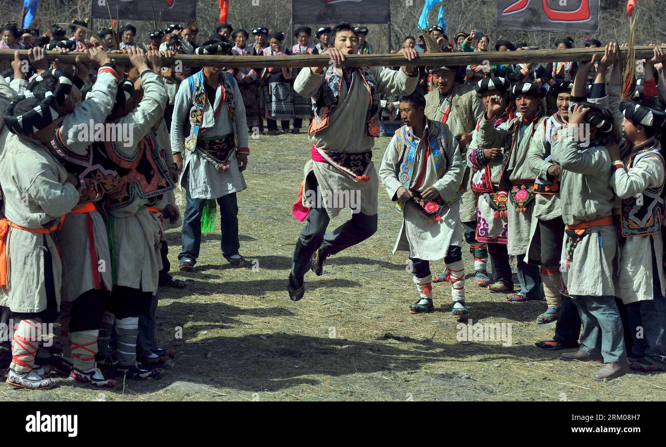 Bildnummer: 59346231 Datum: 13.03.2013 Copyright: imago/Xinhua (130313) -- LIXIAN COUNTY, 13. März 2013 (Xinhua) -- Anwohner führen eine Aktivität der antiken ethnischen Minderheit Qiang beim Guairu Festival in der Puxi Township des Lixian County in der tibetischen und Qiang Autonomen Präfektur Aba, südwestchinesische Provinz Sichuan, am 13. März 2013 durch. Mittwoch ist der zweite Tag des zweiten Mondmonats, der auch das Guairu-Festival des Qiang-Volkes ist, ein Anlass, bei dem sie den Göttern opfern und für gute Ernte beten. (Xinhua/Xue Yubin)(wjq) CHINA-SICHUAN-LIXIAN COUNTY Stockfoto