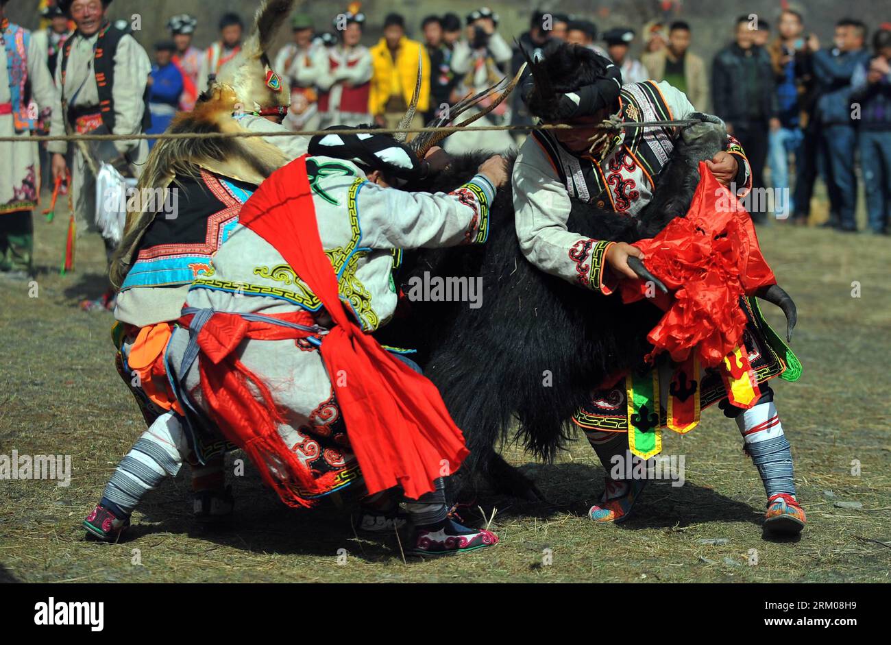 Bildnummer: 59346226 Datum: 13.03.2013 Copyright: imago/Xinhua (130313) -- LIXIAN COUNTY, 13. März 2013 (Xinhua) -- Anwohner tanzen auf dem Guairu Festival in Puxi Township of Lixian County in der tibetischen und Qiang Autonomen Präfektur Aba, Provinz Sichuan im Südwesten Chinas, am 13. März 2013. Mittwoch ist der zweite Tag des zweiten Mondmonats, der auch das Guairu-Festival des Qiang-Volkes ist, ein Anlass, bei dem sie den Göttern opfern und für gute Ernte beten. (Xinhua/Xue Yubin)(wjq) CHINA-SICHUAN-LIXIAN COUNTY-QIA Stockfoto